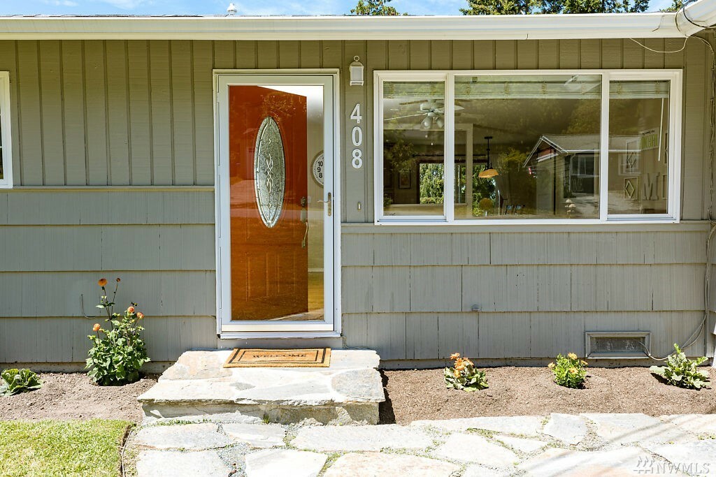Property Photo: 408 NE Faris St WA 98239