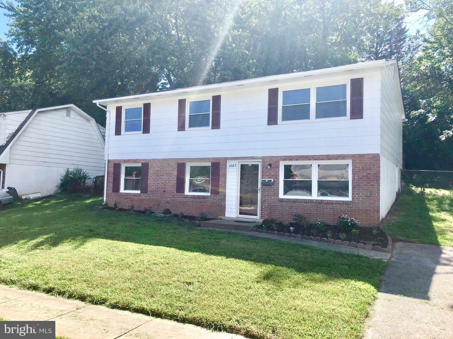 Property Photo: 4523 Kenwood Drive VA 22193