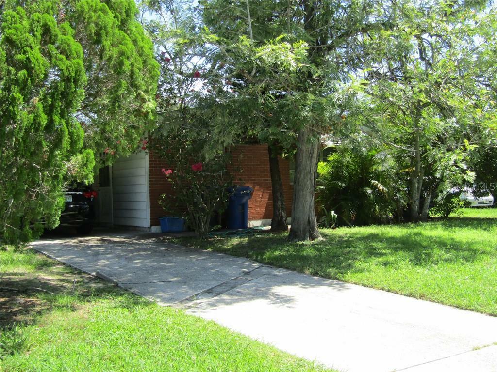 Property Photo: 8302 Allamanda Avenue FL 33619