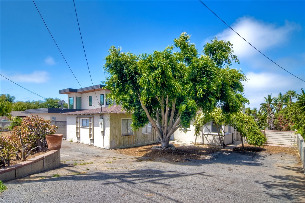 Property Photo:  1722 Mackinnon Ave  CA 92007 