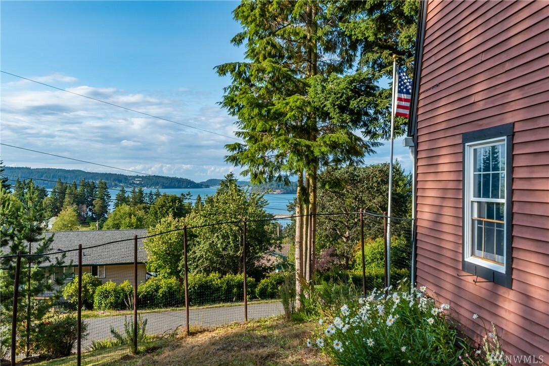 Property Photo:  5012 Bakerview Rd  WA 98277 