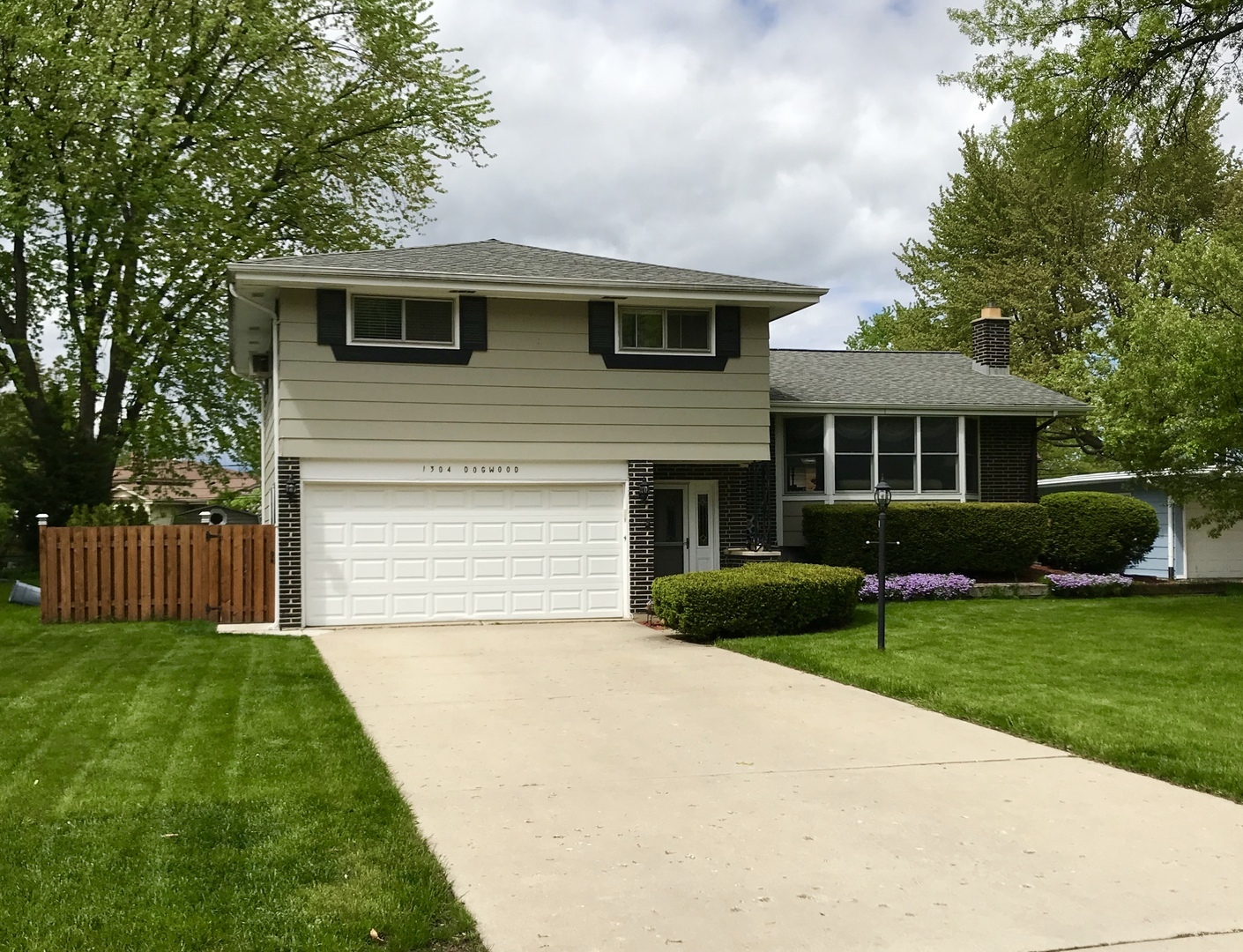 Property Photo:  1304 East Dogwood Lane  IL 60056 