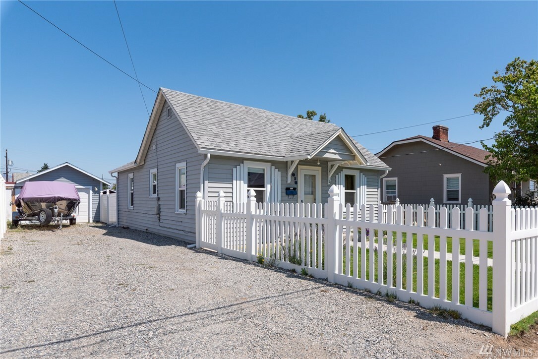 Property Photo: 1018 Dakota St WA 98801