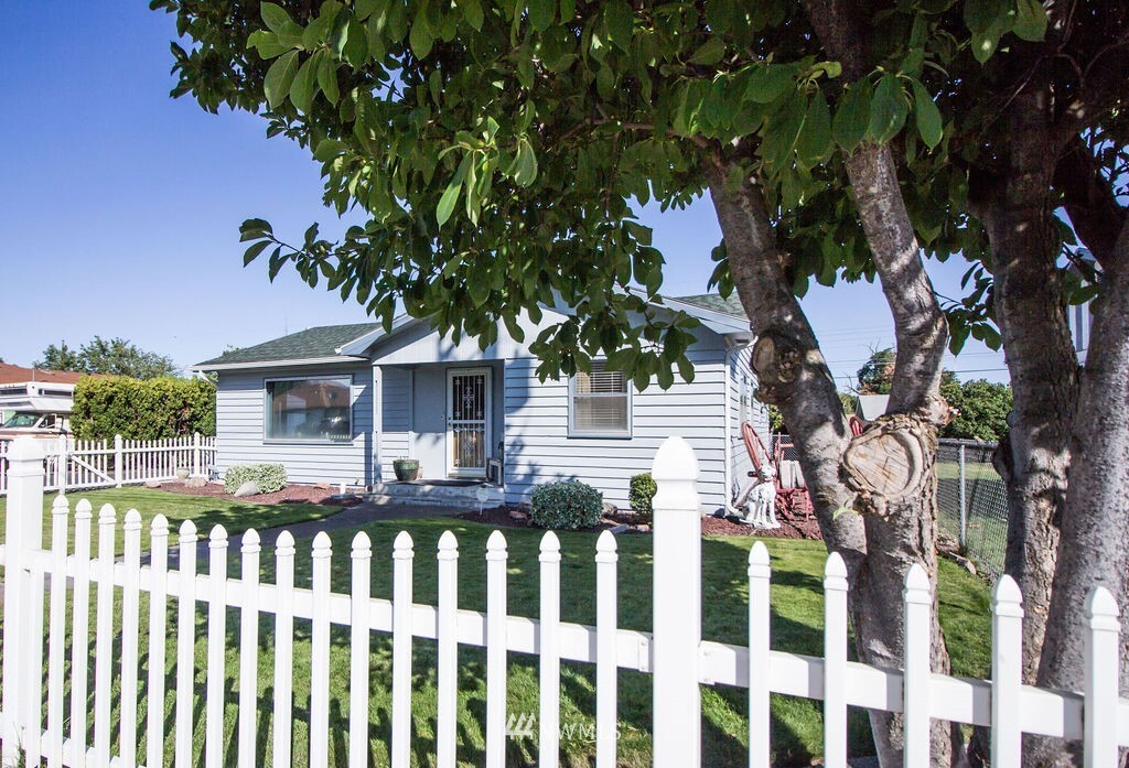 Property Photo: 2115 W Peninsula Drive WA 98837