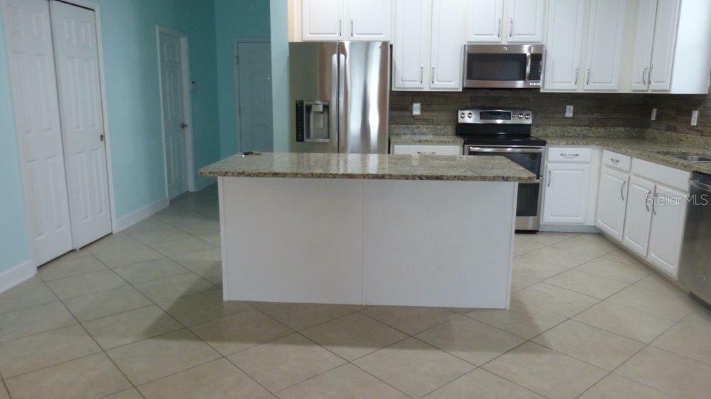 Property Photo: 10425 Flagstaff Falls Avenue FL 33578