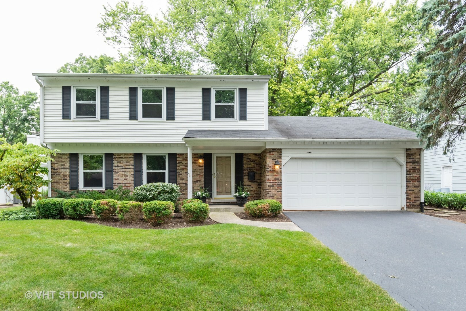 Property Photo: 1545 Swallow Street IL 60565