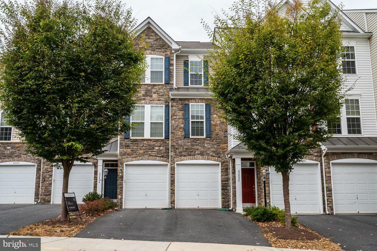 Property Photo:  42424 Great Heron Square  VA 20148 