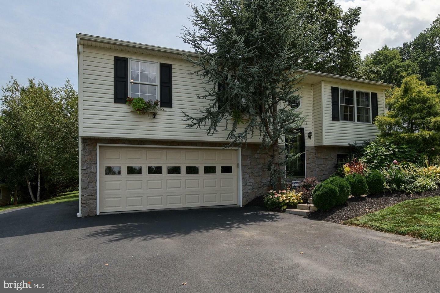 Property Photo:  903 Stone Hill Road  PA 17516 