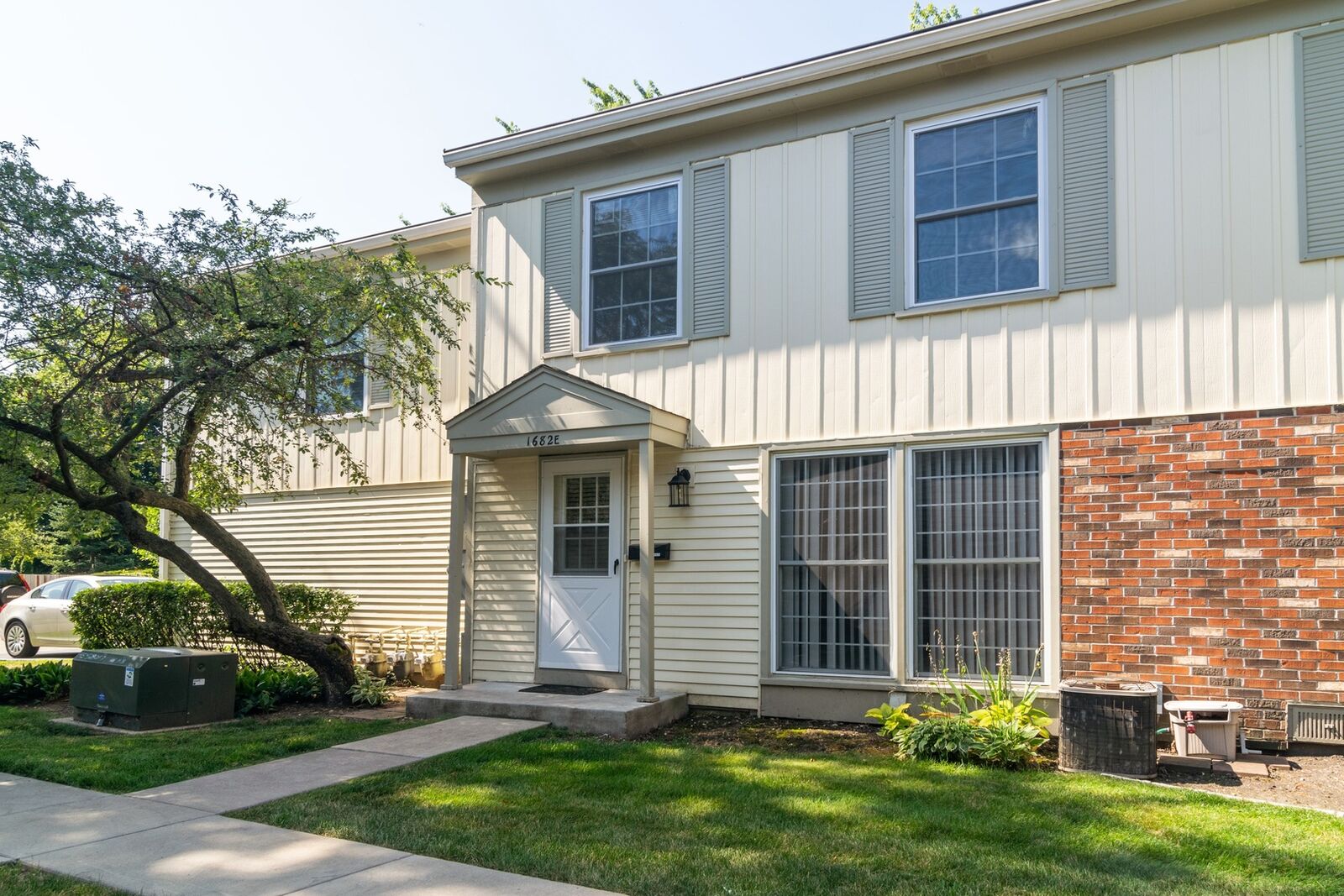 Property Photo:  1682 Williamsburg Court E  IL 60189 