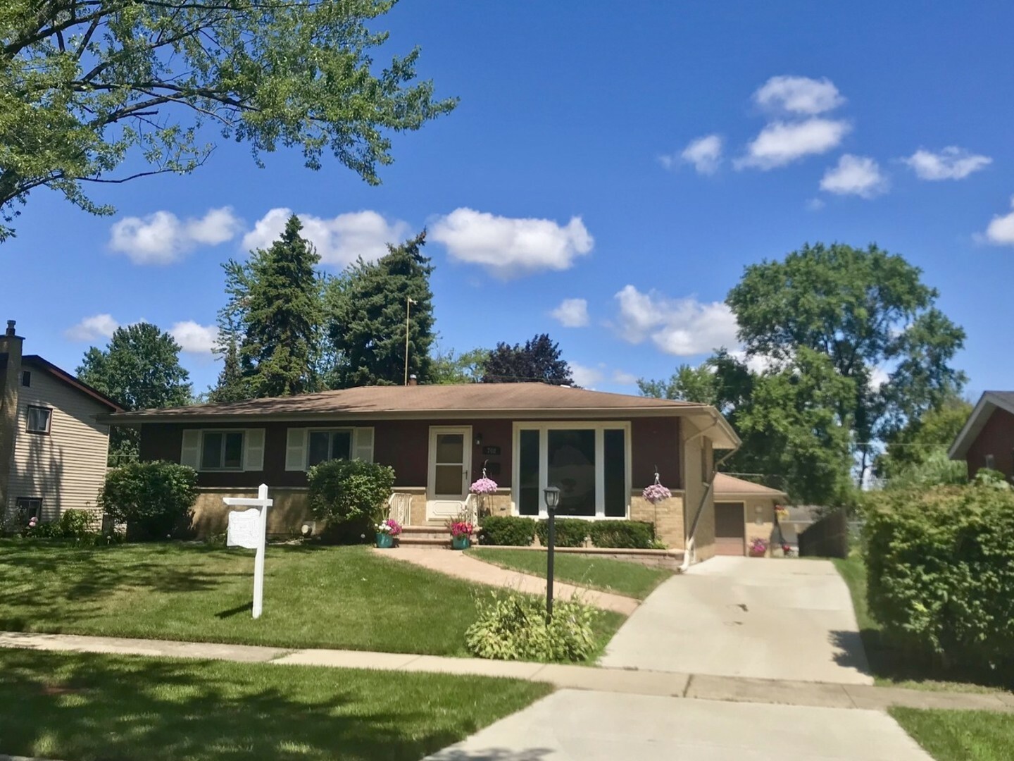 Property Photo:  702 East Dogwood Lane  IL 60056 