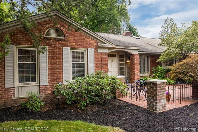 Property Photo: 27757 Forestbrook Dr MI 48334