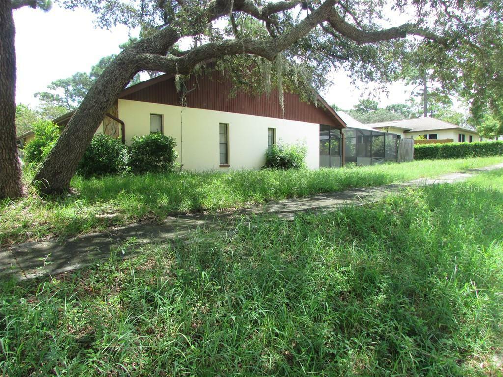 Property Photo:  500 Bamboo Court  FL 34689 