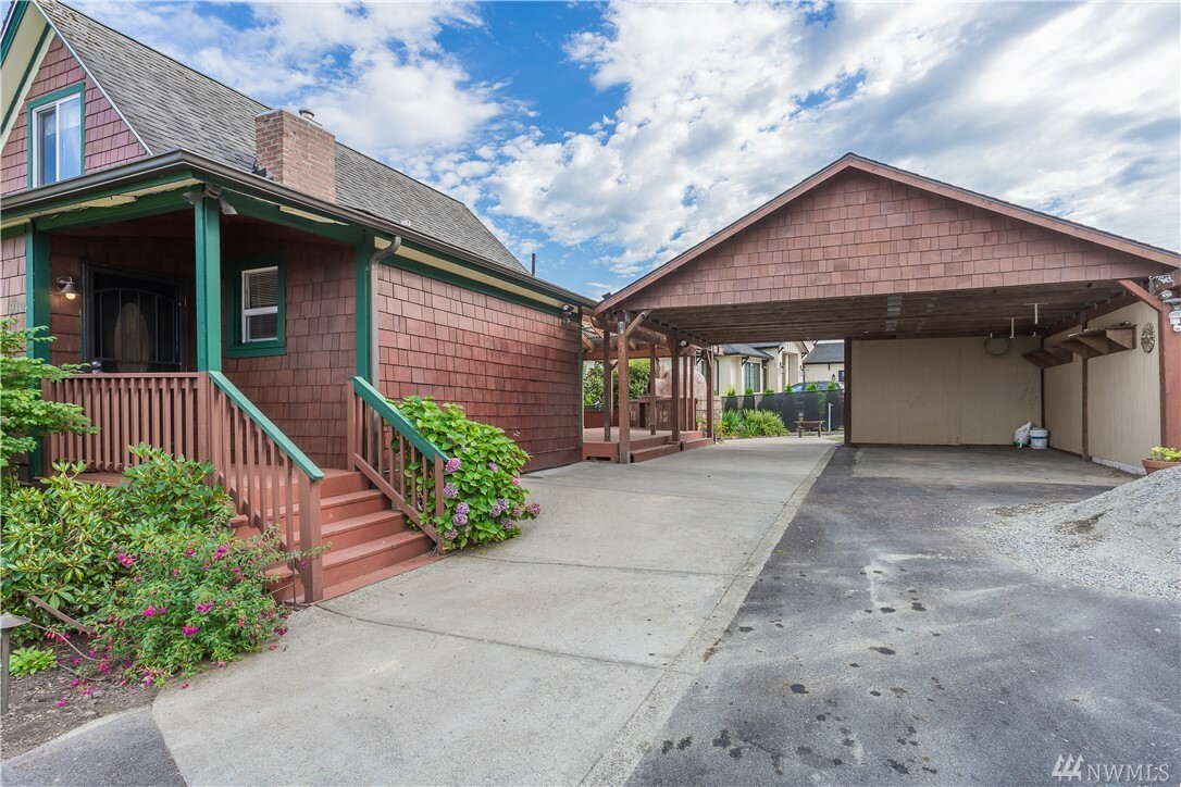Property Photo: 912 15th Ave SW WA 98371