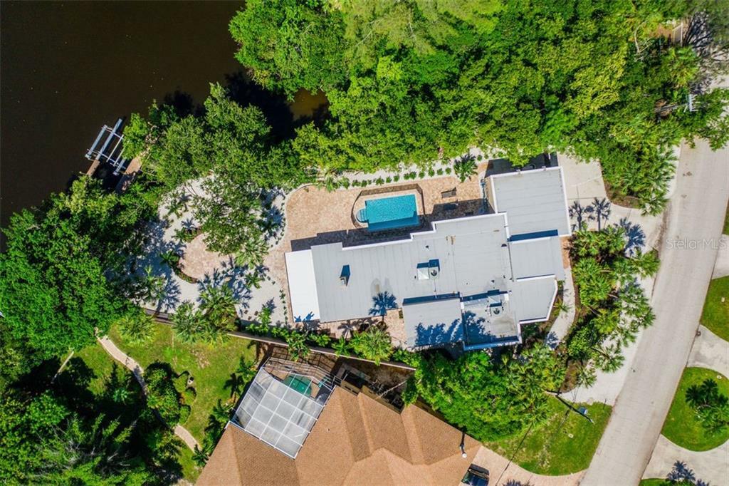 Property Photo:  414 Island Circle  FL 34242 