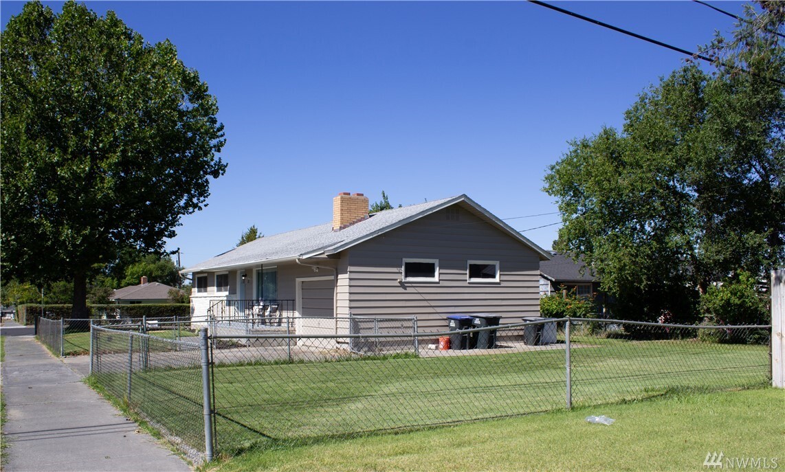 Property Photo: 514 S Hawthorne Dr WA 98837
