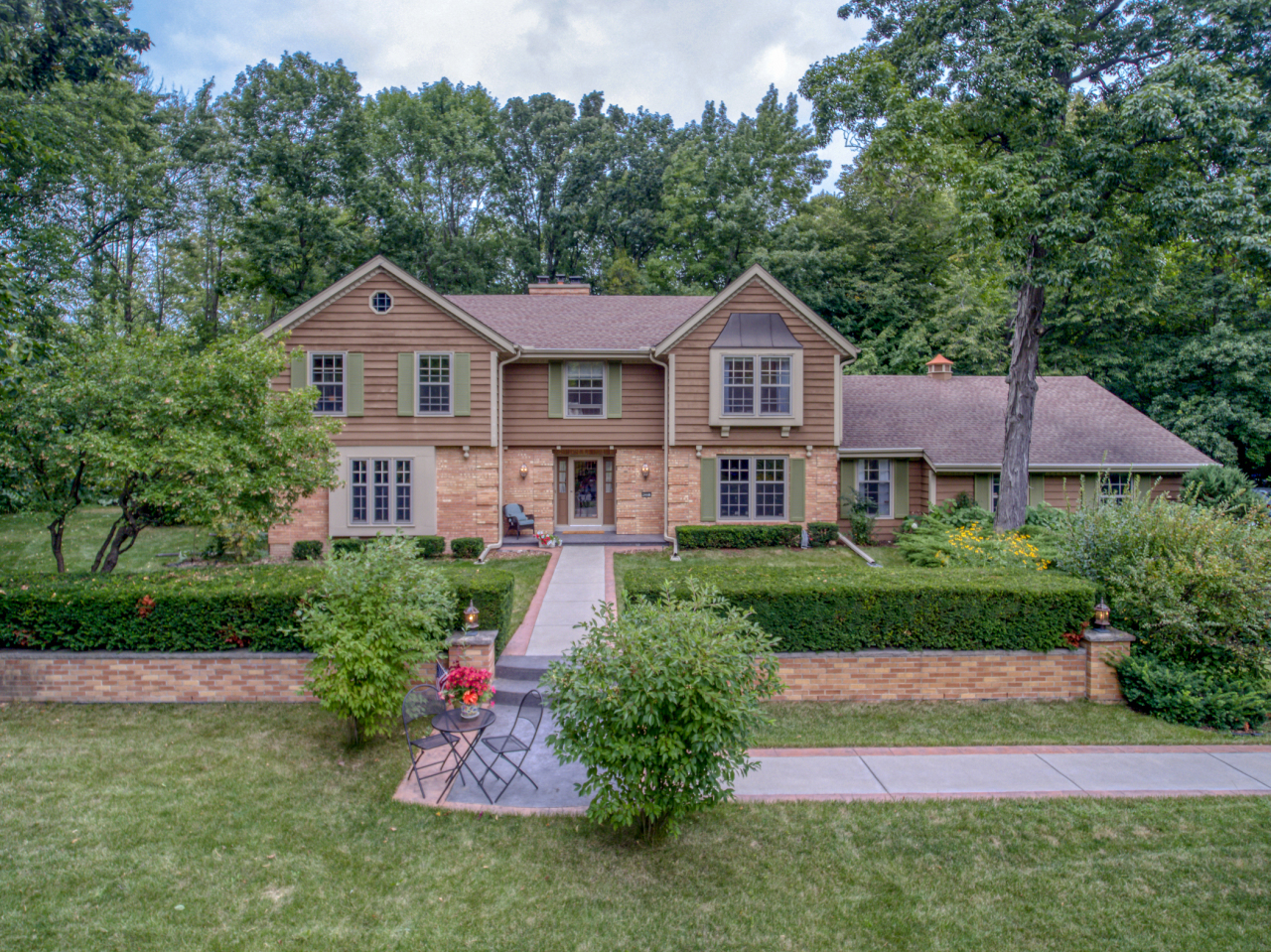 Property Photo: 422 E Ravine Baye Rd WI 53217