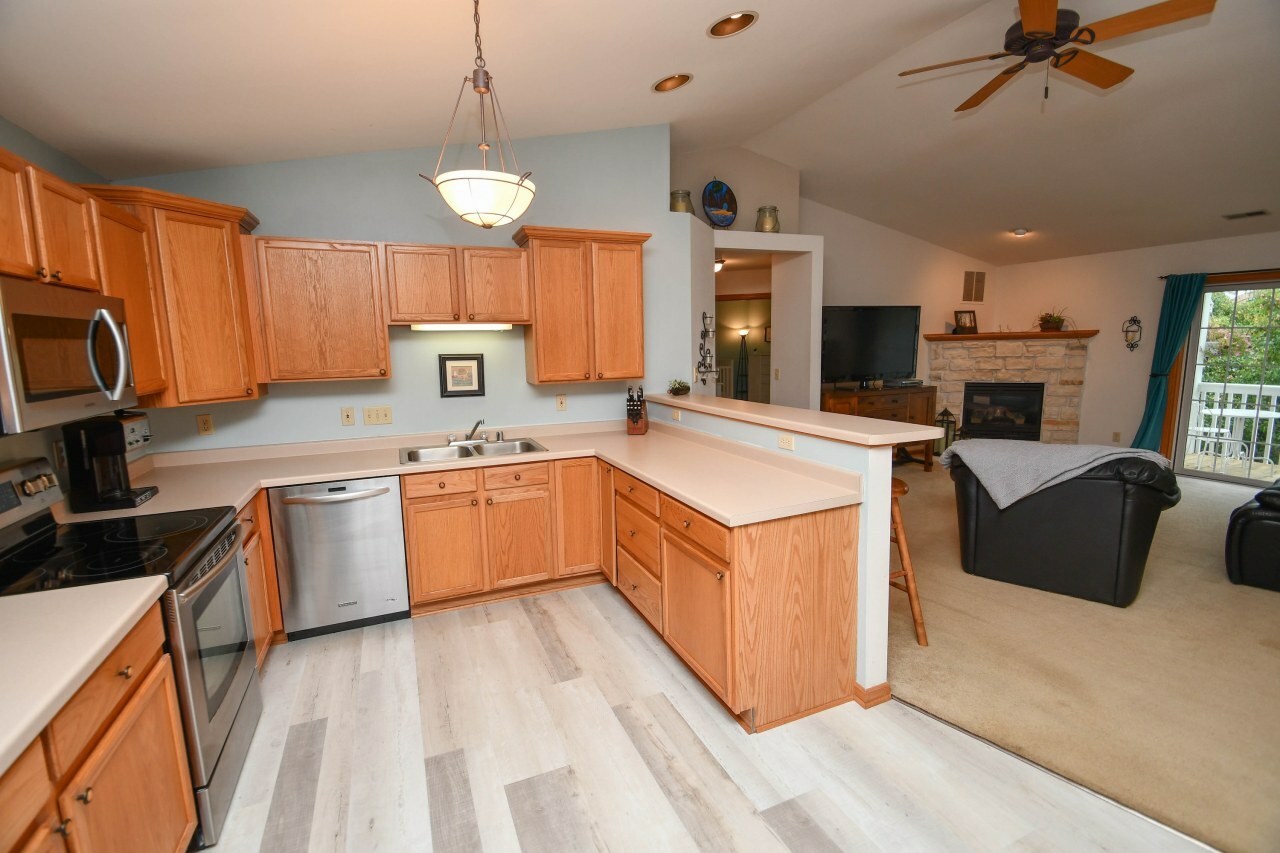 Property Photo: W241n2533 E Parkway Meadow Cir 5 WI 53072