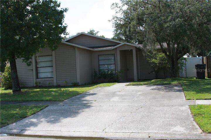Property Photo: 1423 Vinetree Drive FL 33510