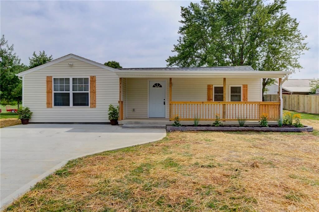 Property Photo: 885 Hook Road OH 45385