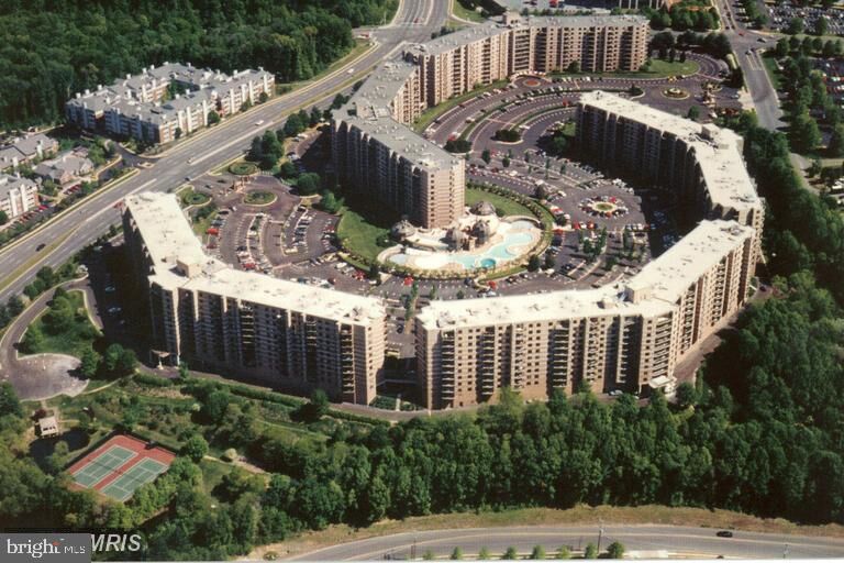 Property Photo: 8370 Greensboro Drive 1002 VA 22102