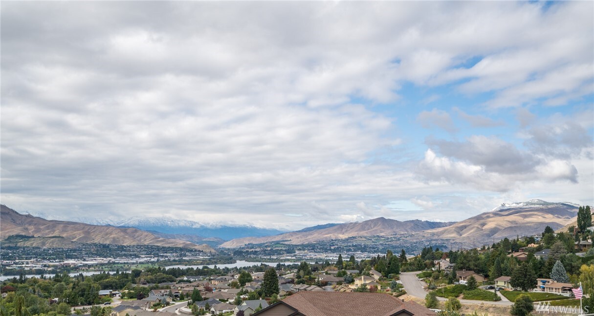 Property Photo: 910 Briarwood Drive WA 98802