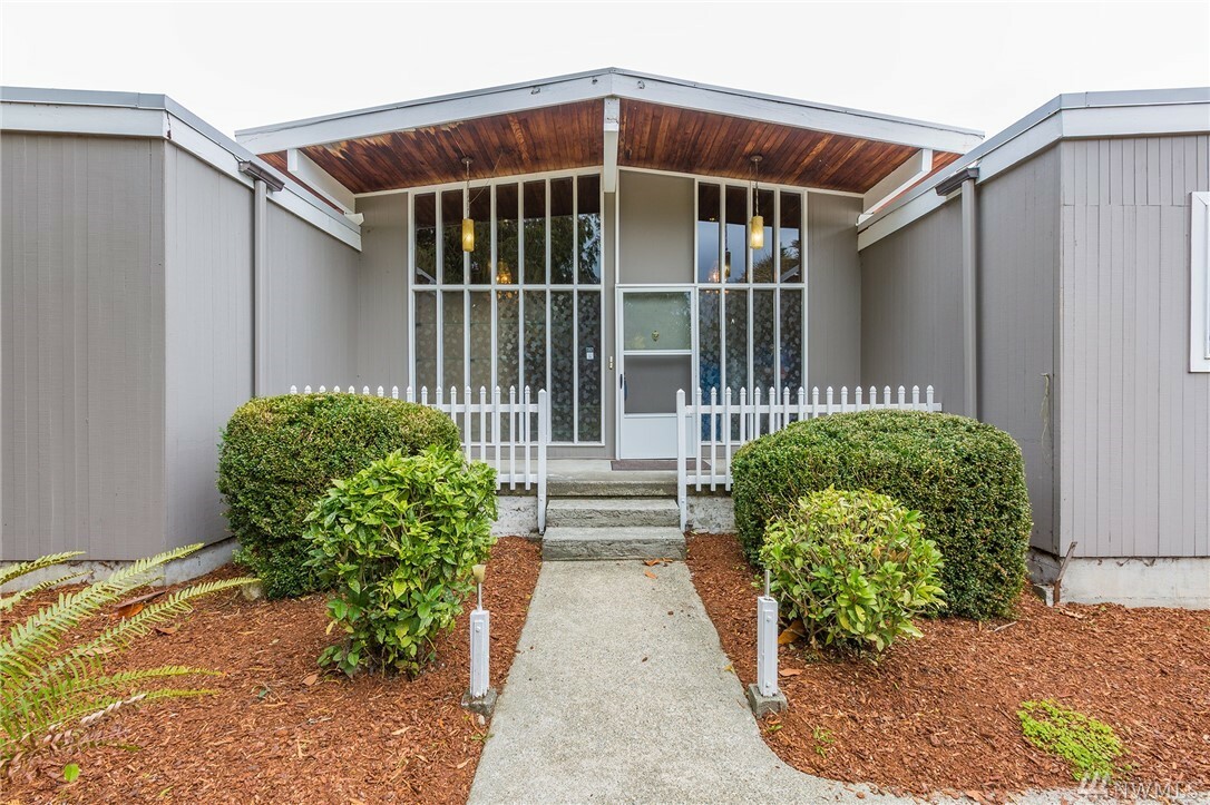 Property Photo:  2104 SW 317th Place  WA 98023 