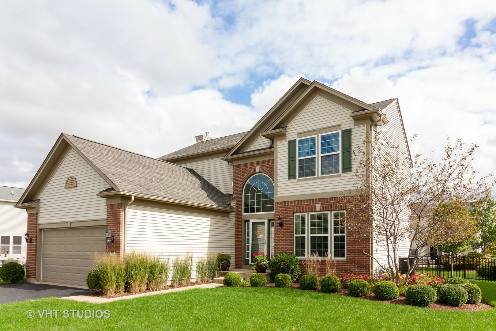 Property Photo: 300 Parker Place IL 60543