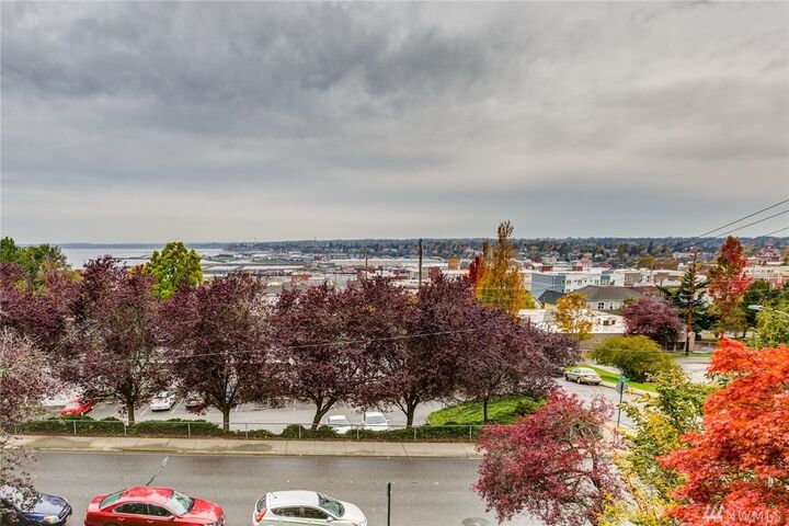 Property Photo:  924 N Garden Street 202  WA 98225 