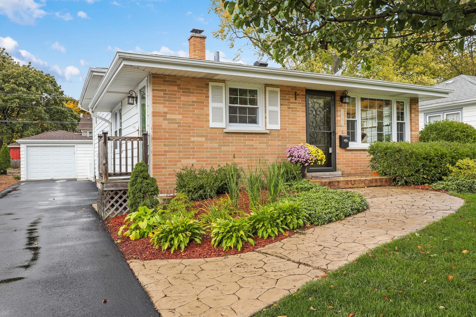 Property Photo: 506 South Knollwood Drive IL 60187