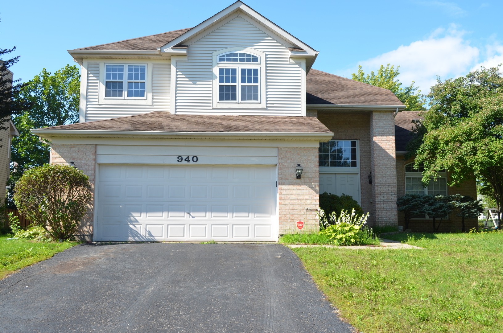Property Photo: 940 Glacier Parkway IL 60102