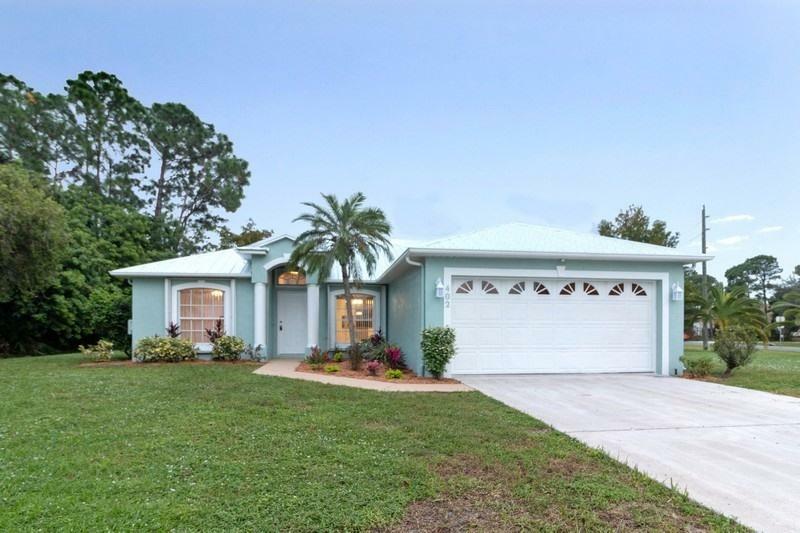 Property Photo:  402 SE Wallace Terrace  FL 34983 