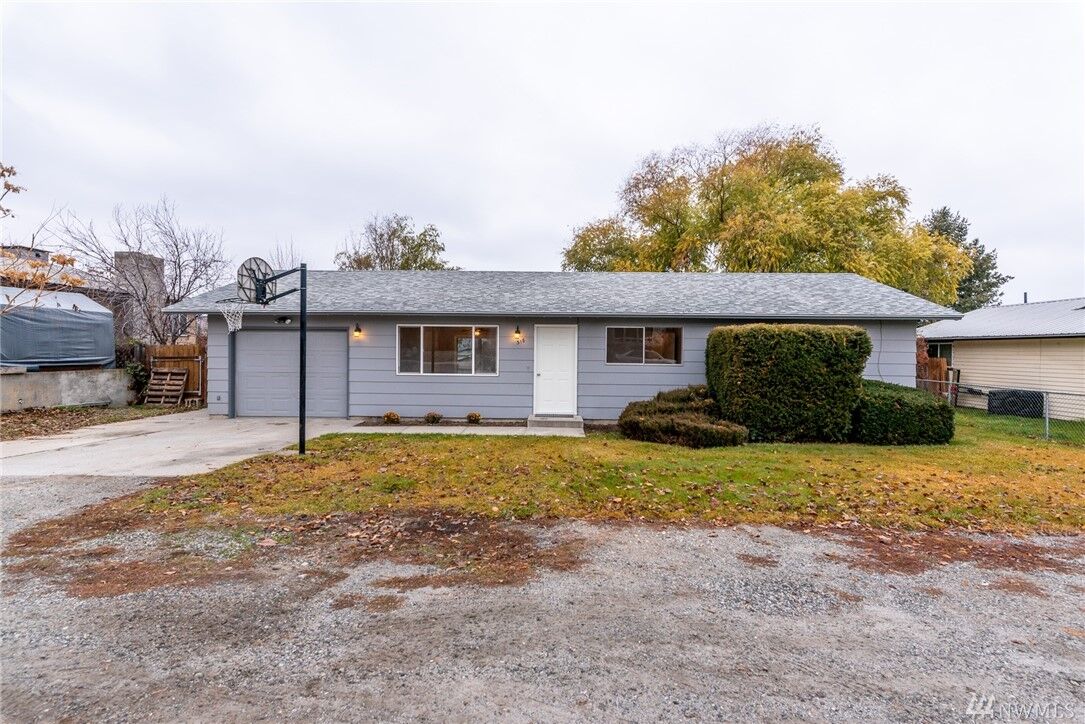 Property Photo:  318 S Jarvis Avenue  WA 98802 