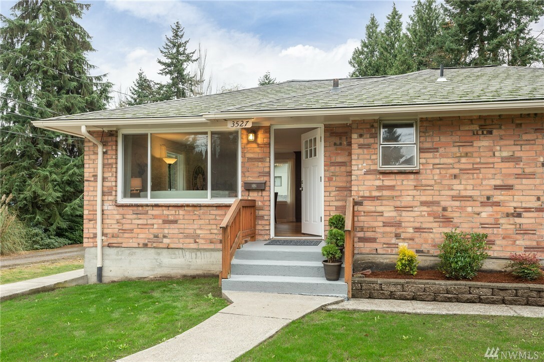 Property Photo:  3527 SW Thistle St  WA 98126 