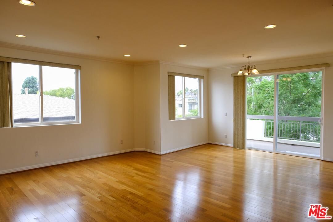 Property Photo:  400 Cameron Pl 201  CA 91207 