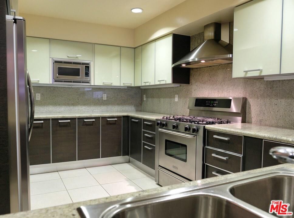 Property Photo: 1353 N Fuller Ave 207 CA 90046