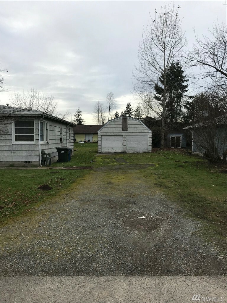 Property Photo:  923 3rd Ave N  WA 98032 