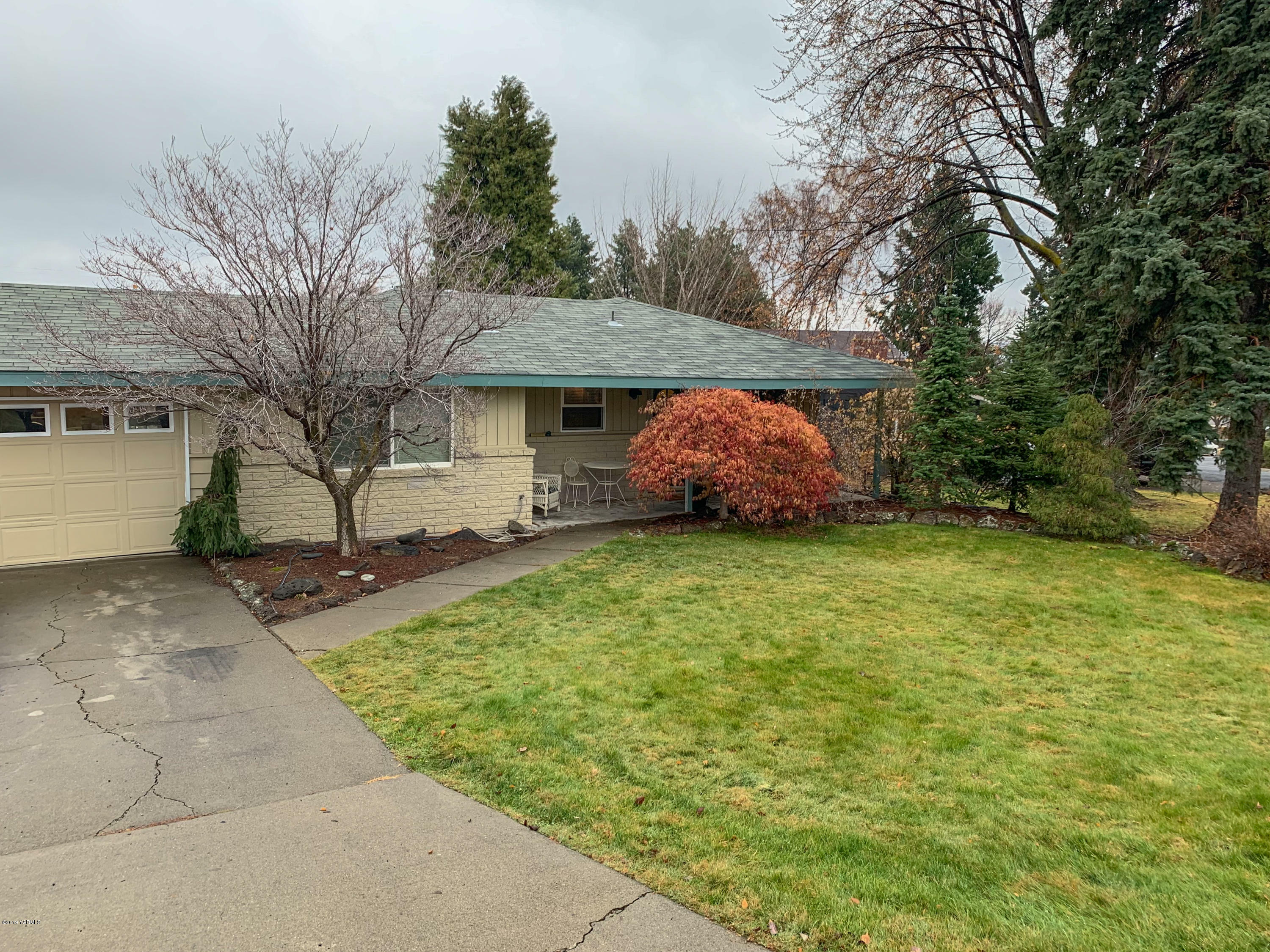 Property Photo:  409 N 60th Ave  WA 98908 