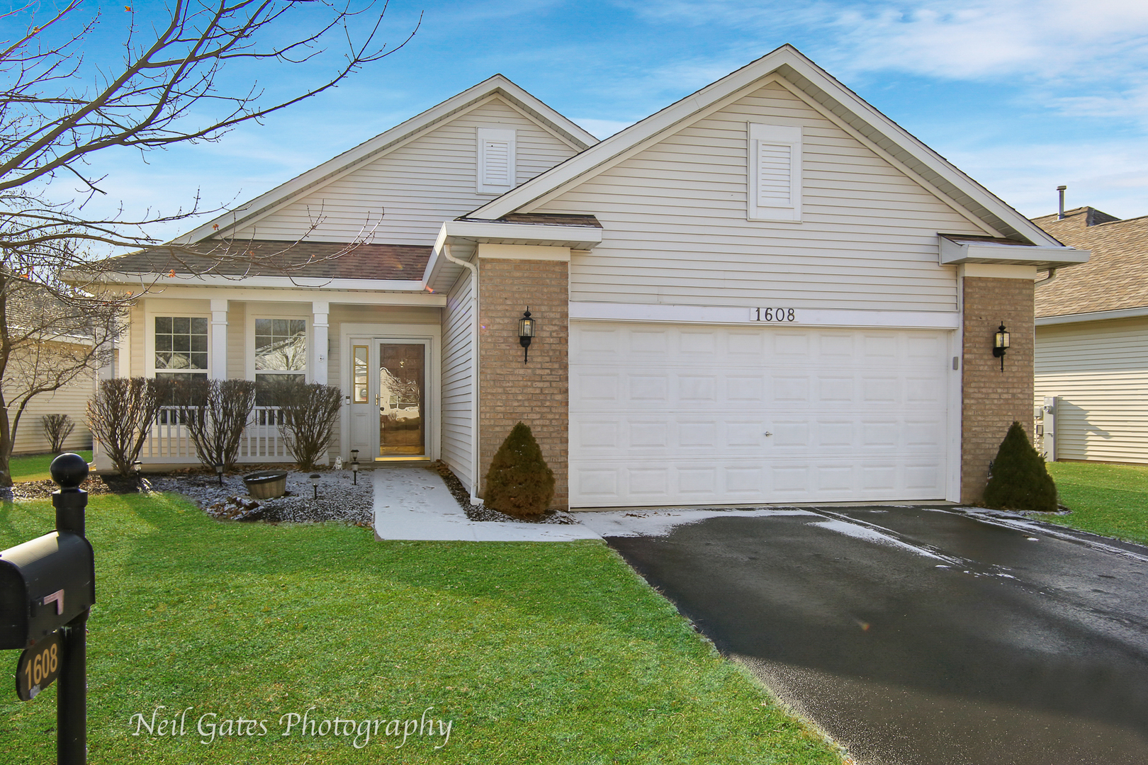 Property Photo: 1608 Benzie Circle IL 60446