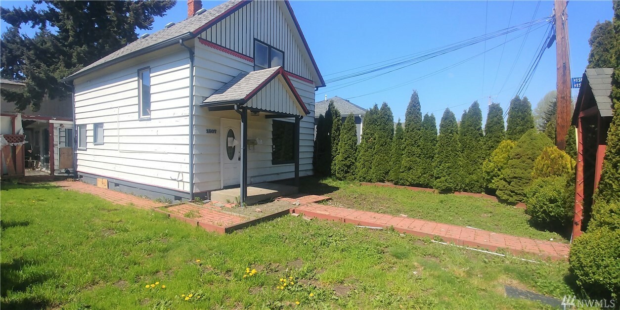 Property Photo: 1507 Lincoln St WA 98229