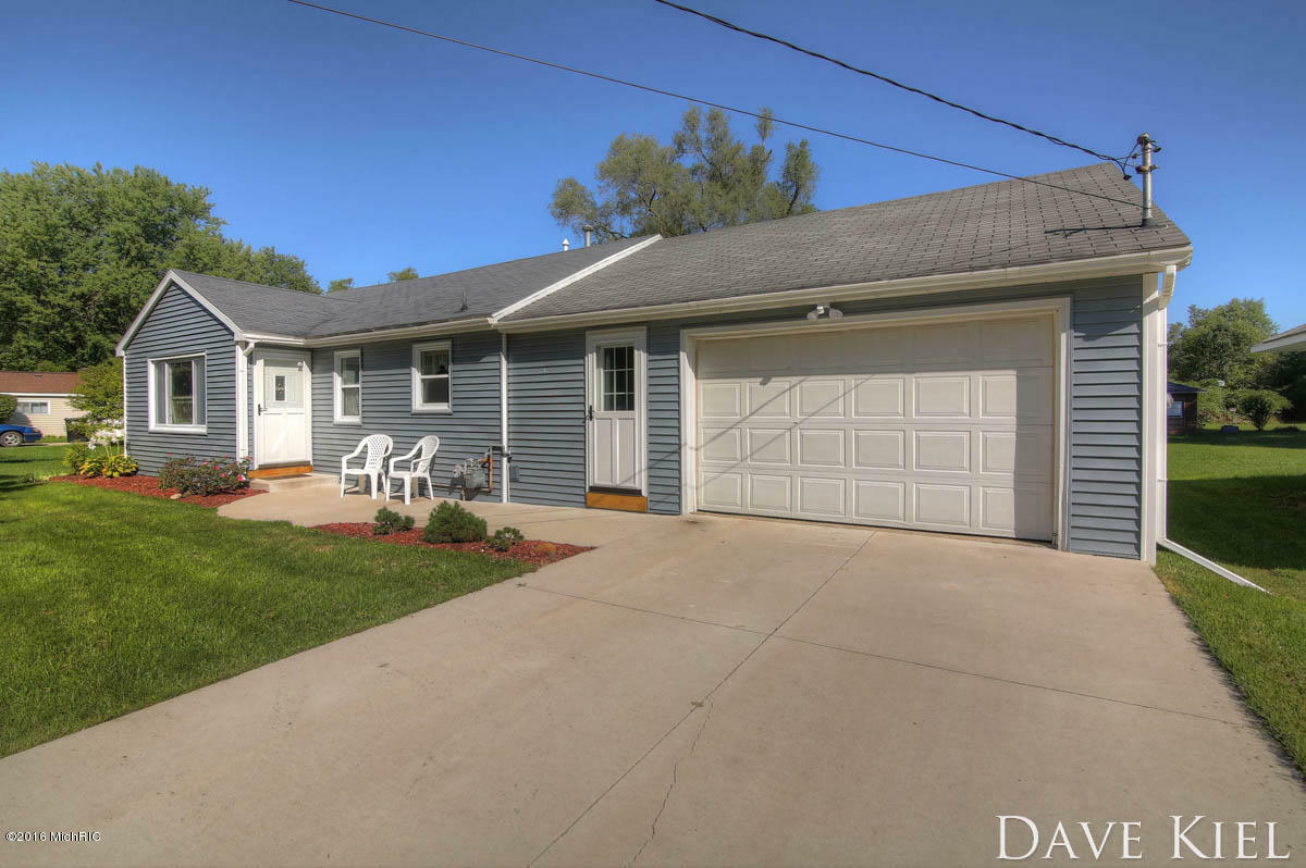 Property Photo:  1075 Dahlia Avenue  MI 49348 