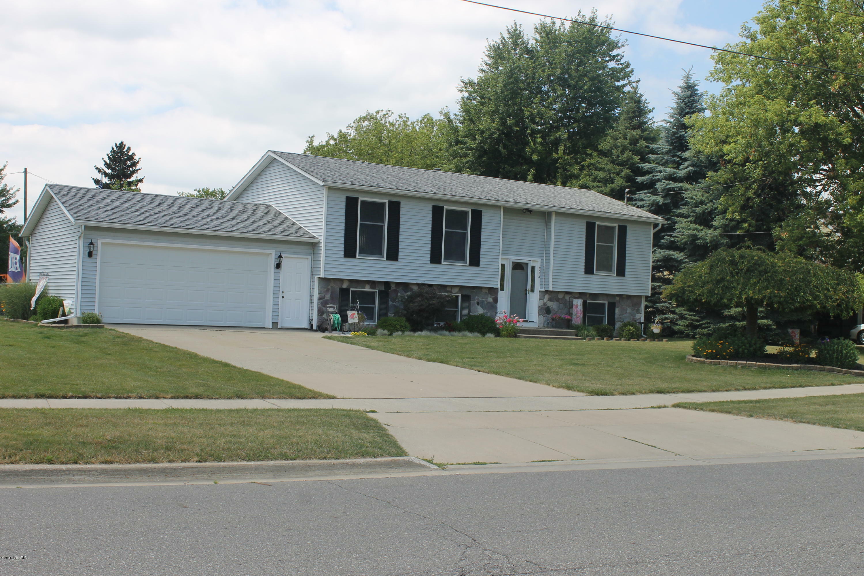 Property Photo:  423 Lincoln Lawns Drive NW  MI 49534 