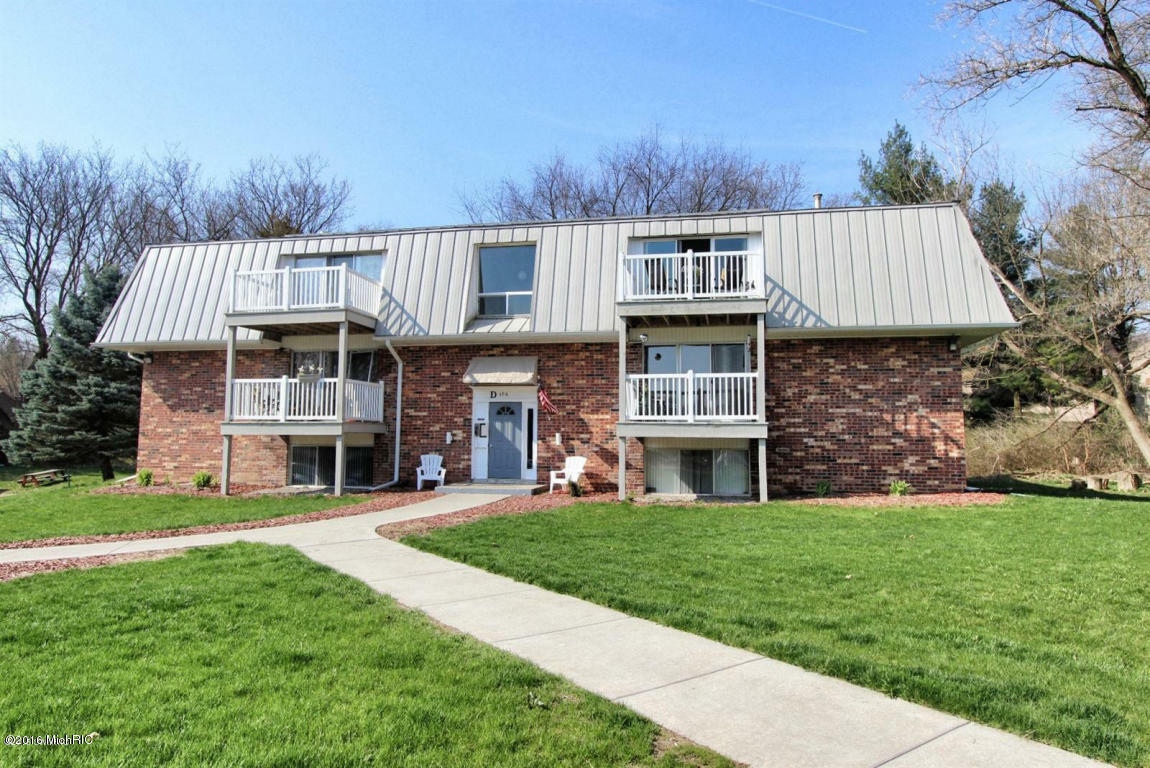 Property Photo:  6716 Cascade Rd D-03 (Unit 37)  MI 49546 