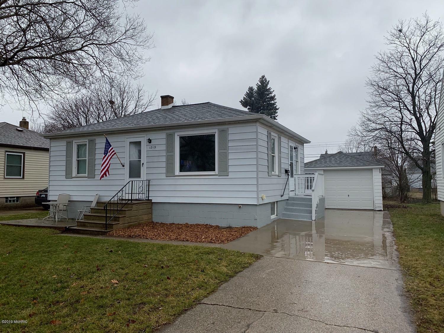 Property Photo: 1219 Waverly Avenue MI 49417