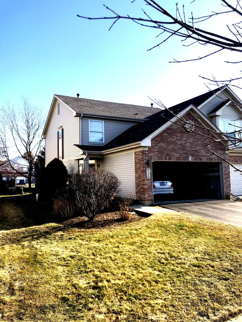 Property Photo: 830 Stuarts Drive IL 60174