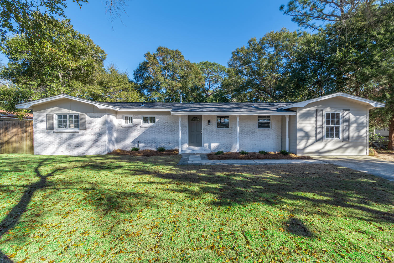 Property Photo: 122 Edwards Circle FL 32580