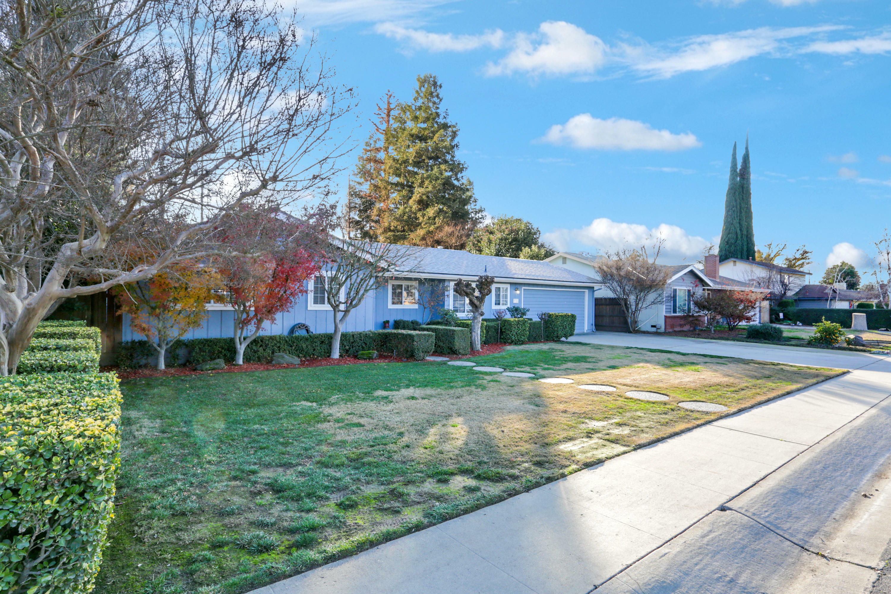 Property Photo:  2335 E Howard Avenue  CA 93292 