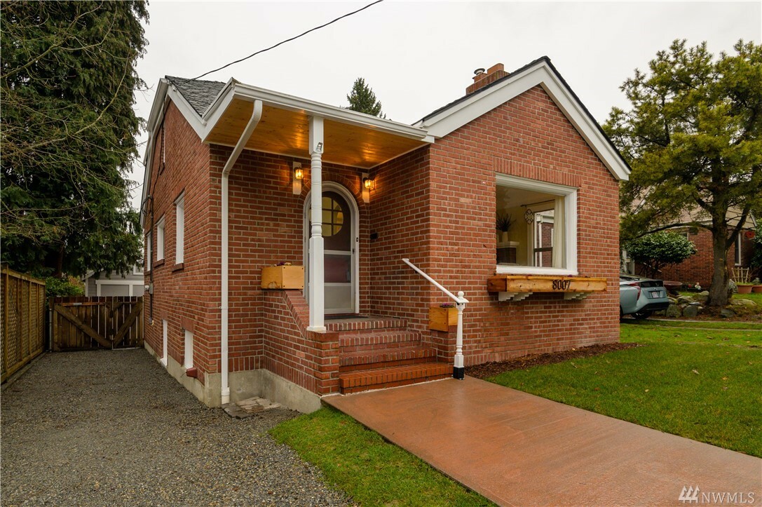 Property Photo:  8007 Wallingford Ave N  WA 98103 