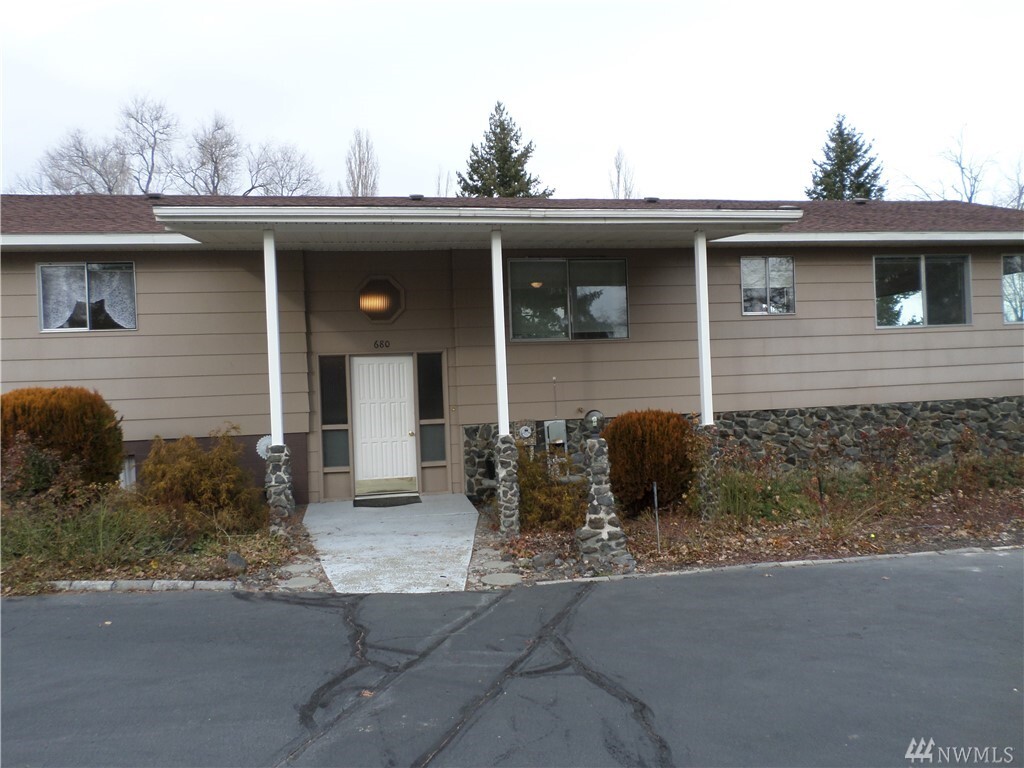 Property Photo:  680 NW Canterbury  WA 98851 