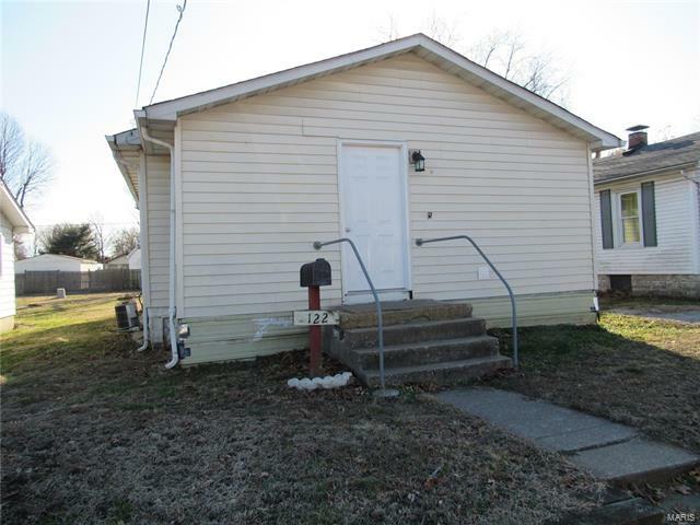 Property Photo: 122 East 1st Street 62048