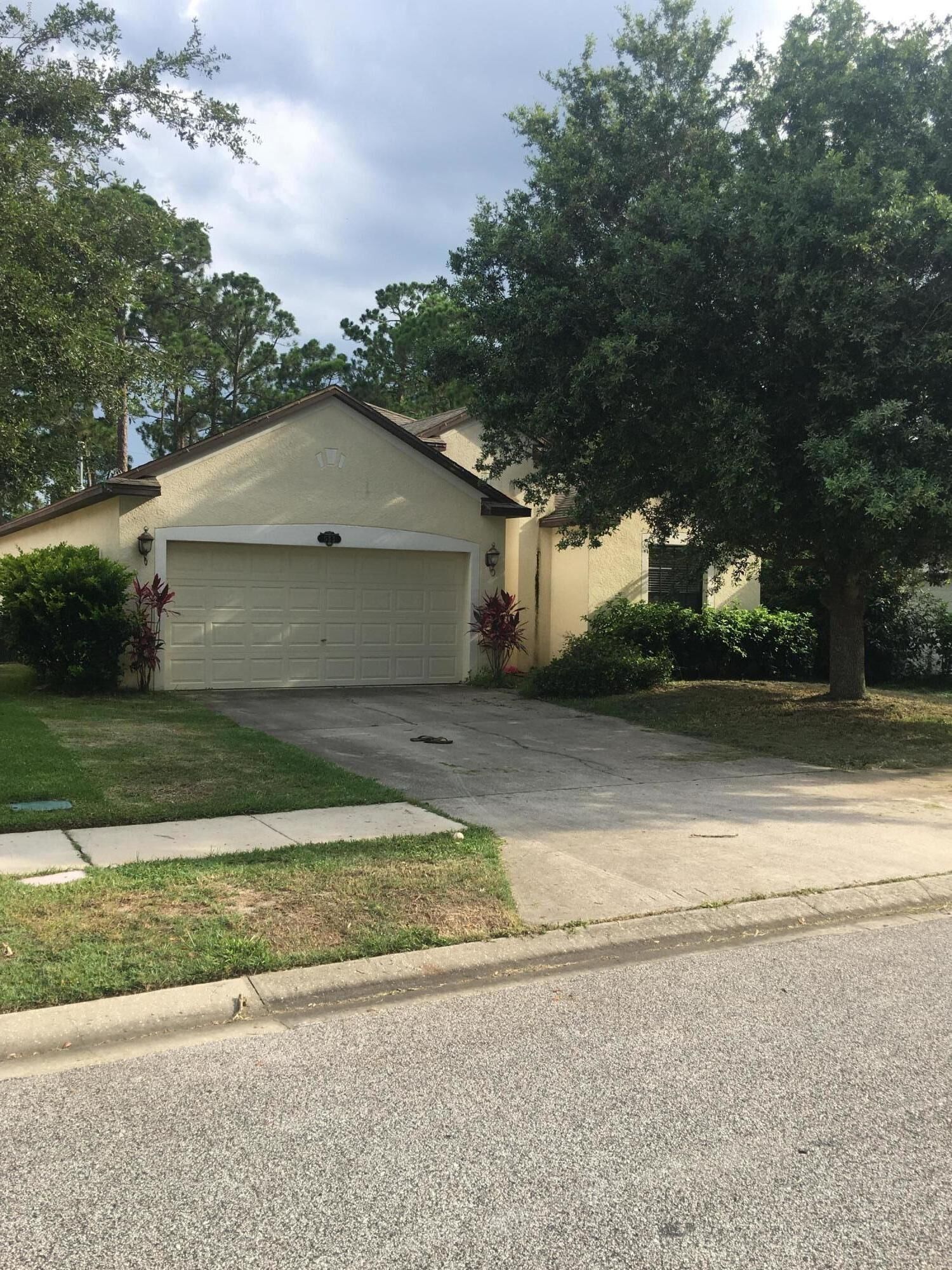 Property Photo: 533 Marian Court FL 32780